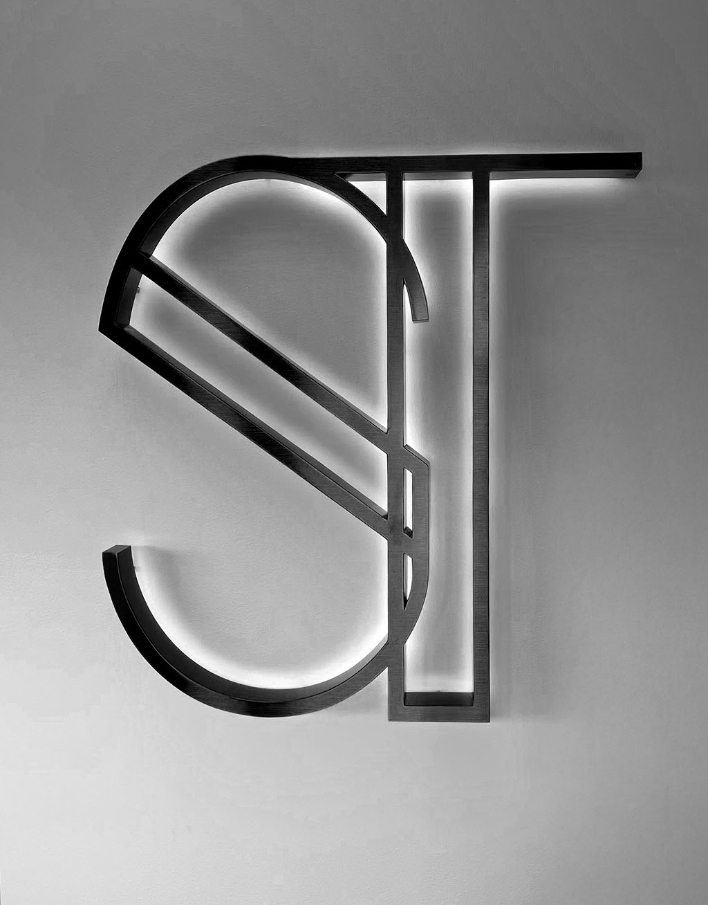 Logo på vegg rett sv mørk v1 Logo på vegg rett sv mørk v1