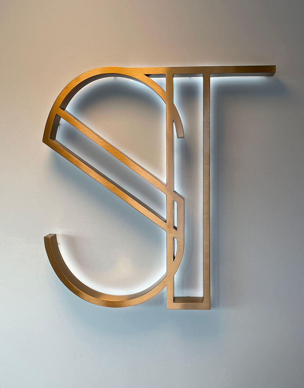 Logo på vegg rett v1 Logo på vegg rett v1